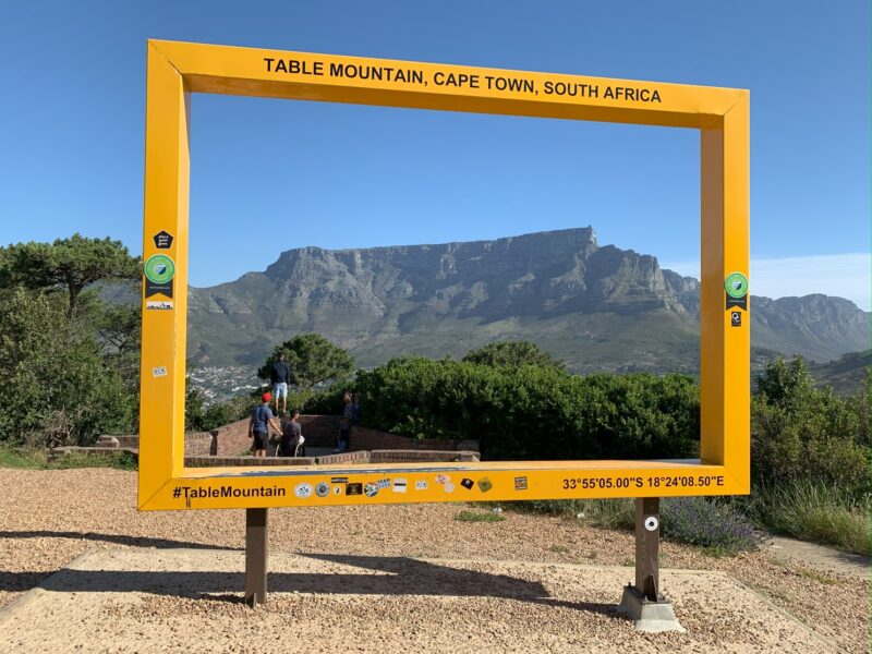 Un cadre permettant aux touristes de se faire photographier devant Table Mountain, à Signal Hill