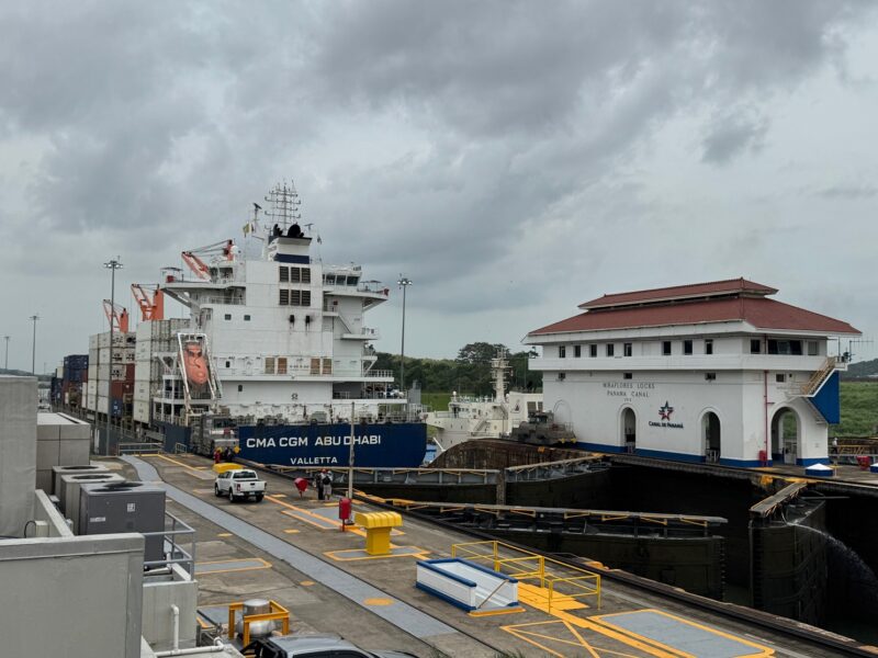 Un navire de CMA-CGM traversant l'écluse de Miraflores, sur le canal de Panama, avant de rejoindre l'océan Pacifique