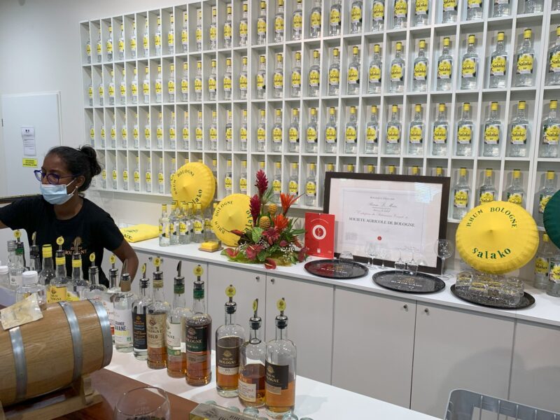 Le stand de dégustation à la fin du circuit de visite de la distillerie de rhum Bologne en Guadeloupe