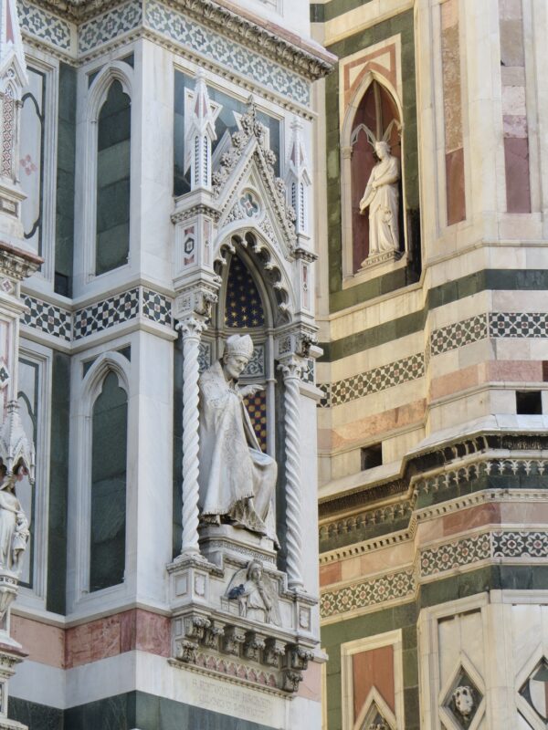 Vue des détails sur la façade en marbre de la cathédrale Santa Maria del Fiore à Florence