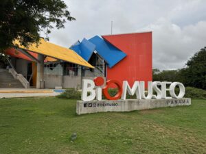 La vue sur le bâtiment du Biomuseo, un musée de Panama
