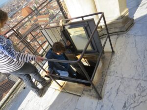 Le passage vers l'escalier étroit qui permet d'accéder au sommet du Duomo de Florence