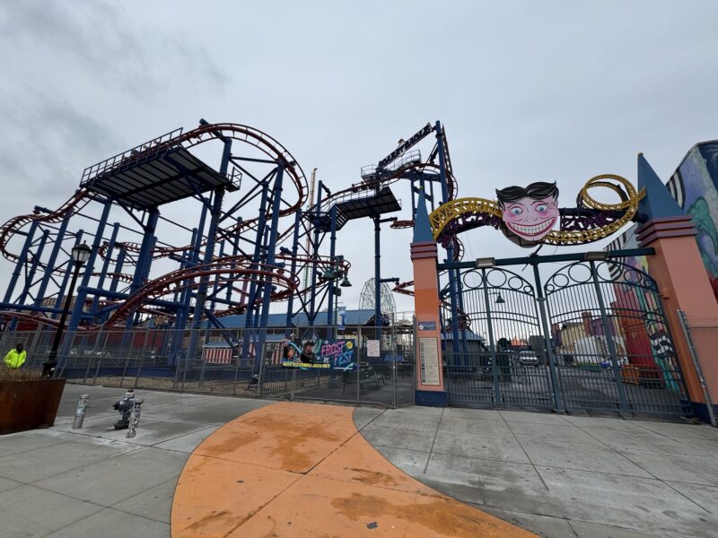L'entrée de la Scream Zone de Luna Park, ouverte en 2011, avec les montagnes russes "Soarin' Eagle"