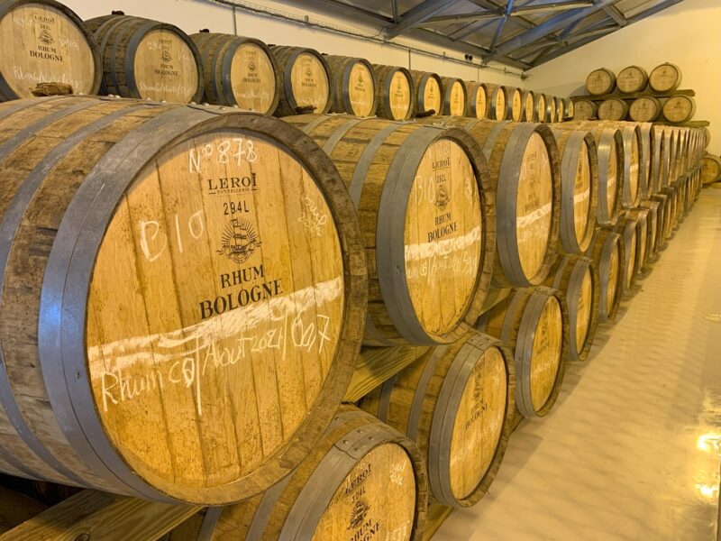 Des fûts de rhum Bologne stockés à la distillerie, en Guadeloupe