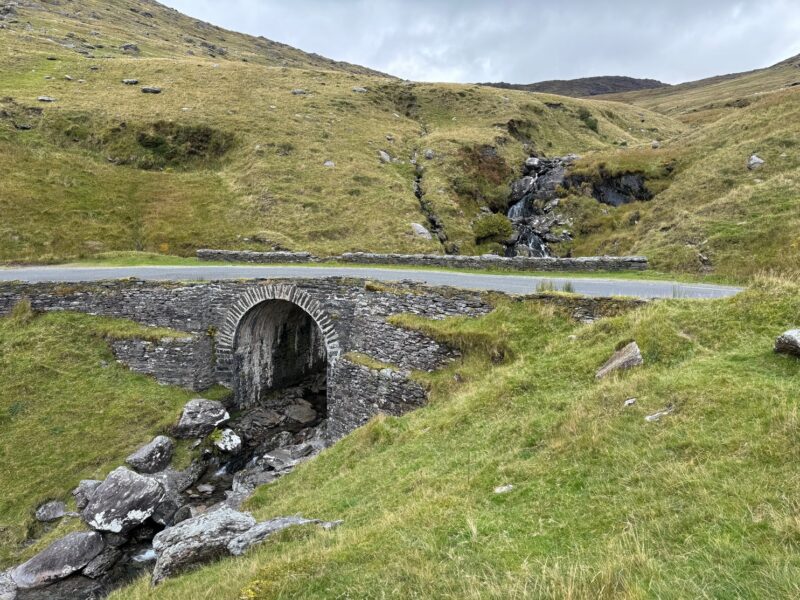 Vue sur le Healy Pass Waterfall (en arrière-plan) & Bridge (au premier plan)