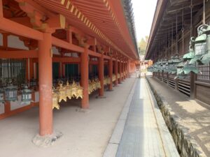 De nombreuses lanternes de bronze sont suspendues sous les galeries du sanctuaire de Kasuga-taisha, et allumées chaque année à l'occasion des festivals du Mantōrō