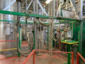 La vue sur les colonnes en cuivre traditionnelles où s'effectue la distillation du rhum Bologne