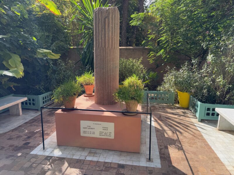 Le monument en mémoire de Pierre Bergé et Yves Saint Laurent, dans le jardin Majorelle à Marrakech