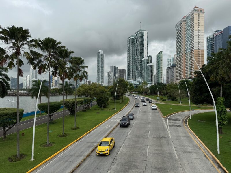 La vue sur la nouvelle route de la Cinta Costera, avec au fond l'hôtel Miramar qui était auparavant au bord de l'Océan Pacifique à Panama
