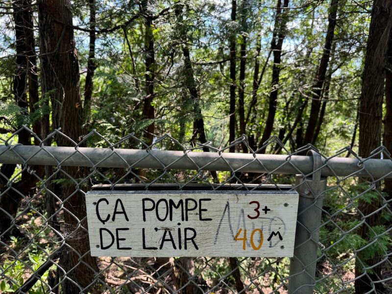 Un panneau "ça pompe de l'air" sur un sentier du Parc des Chutes à Rivière-du-Loup
