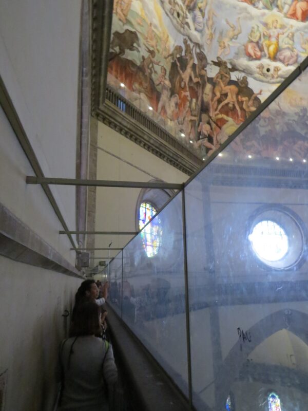 Le point de vue sur la fresque de Vasari lors de l'ascension de la coupole du Duomo de Florence