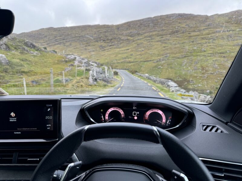 La vue au volant de ma voiture de location sur la route du Healy Pass en Irlande