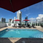 La vue sur la piscine sur le rooftop de l'hôtel MARINN PLACE Financial District à Panama