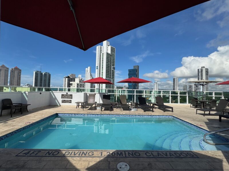 La vue sur la piscine sur le rooftop de l'hôtel MARINN PLACE Financial District à Panama