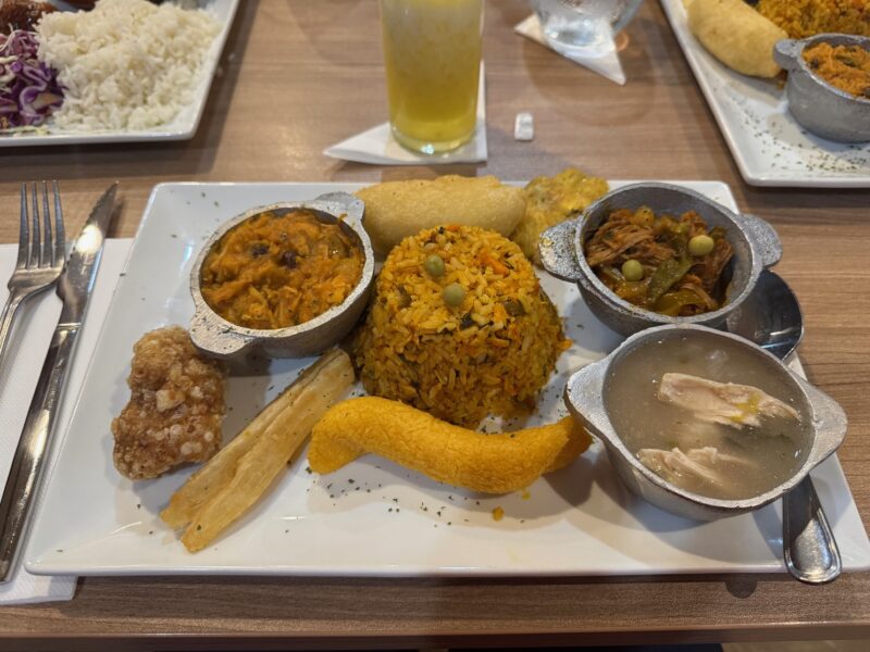 Sancocho, ropa vieja, banane plantain... une sélection de préparations typiques de la cuisine panaméenne, dégustée au restaurant El Trapiche à Panama
