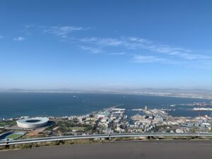 La vue sur le stade du Cap et le V&A Waterfront, depuis la route qui mène à Signal Hill