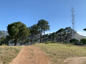 Un chemin avec un pylône d'antennes à Signal Hill