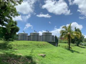 Des cuves de stockage dans les paysages bien verts de l'exploitation à Basse-Terre, en Guadeloupe