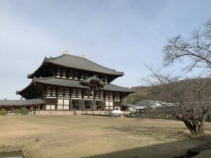 Le Daibutsuden, le pavillon principal du temple Tōdai-ji, a longtemps été le plus grand bâtiment en bois du monde