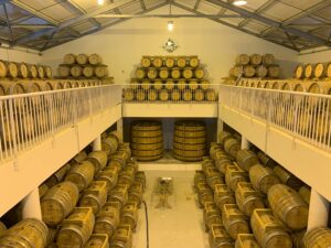 Vue sur l'entrepôt de stockage des fûts de rhum Bologne en Guadeloupe