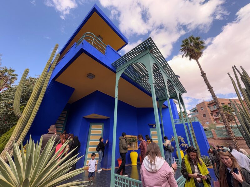 La vue de la façade avant de la villa Majorelle à Marrakech, où ont vécu Yves Saint Laurent et Pierre Bergé