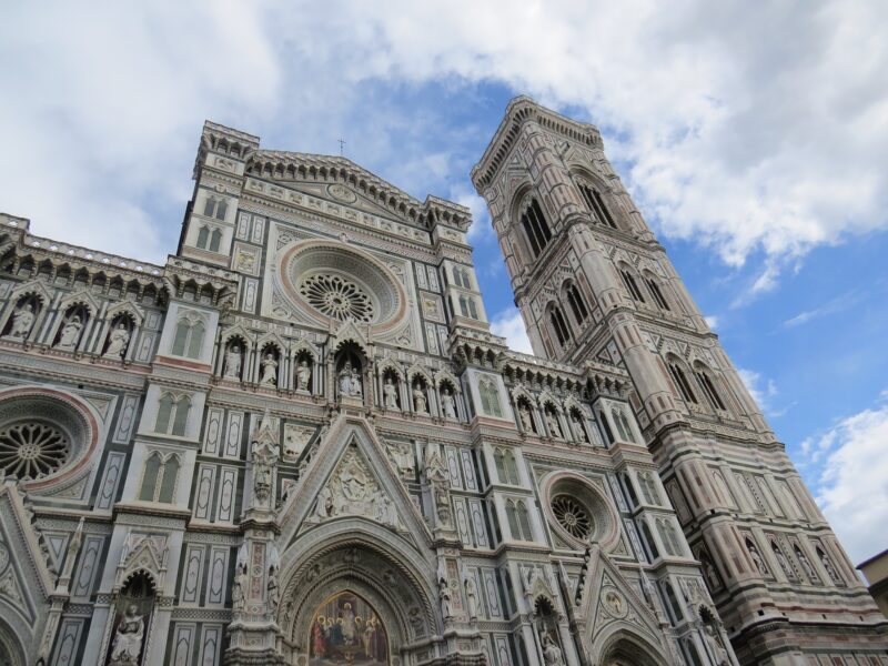 La vue sur la façade du Duomo de Florence, avec le campanile de Giotto à droite