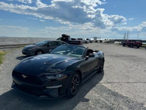 Ma Ford Mustang louée lors de mon road-trip en Gaspésie, stationnée près de la marina de Rivière-du-Loup