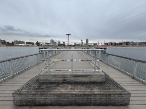 La vue depuis le bout de la jetée près de la plage de Coney Island