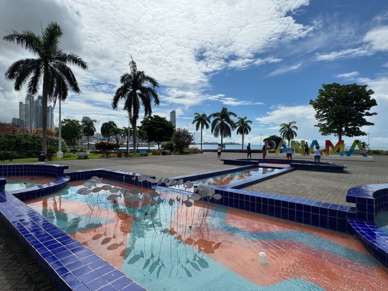 Le panneau coloré "Panama" est l'un des spots photo préférés des touristes sur la Cinta Costera