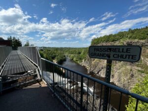 Vue sur la passerelle de la grande chute, au Parc des Chutes à Rivière-du-Loup