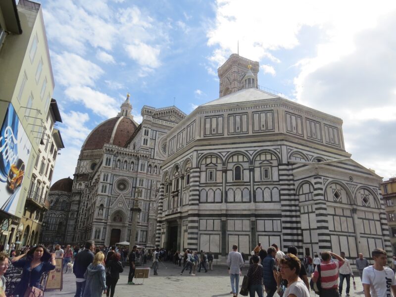 La vue sur le baptistère Saint-Jean, sur la place du Duomo de Florence