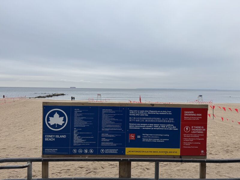 Le panneau "Coney Island Beach" à l'entrée de la plage
