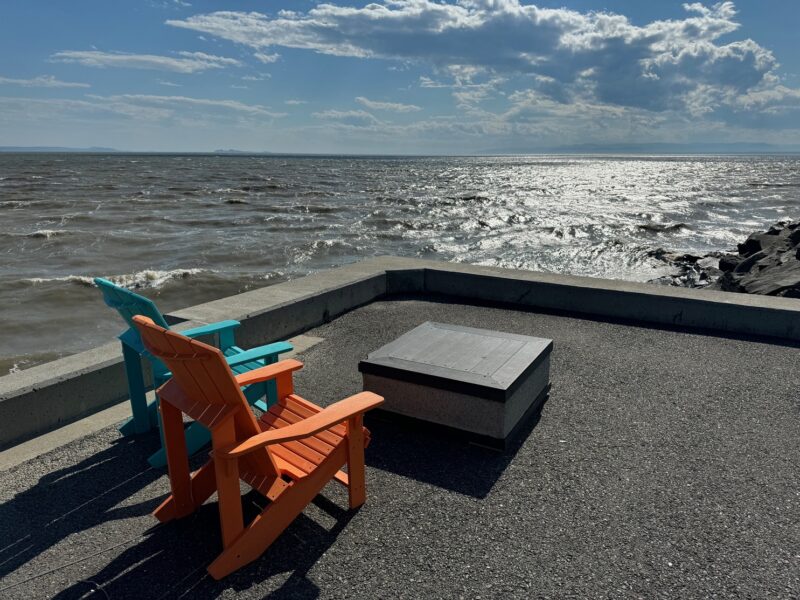 La vue au bout du ponton aménagé en dur près de la marina de Rivière-du-Loup