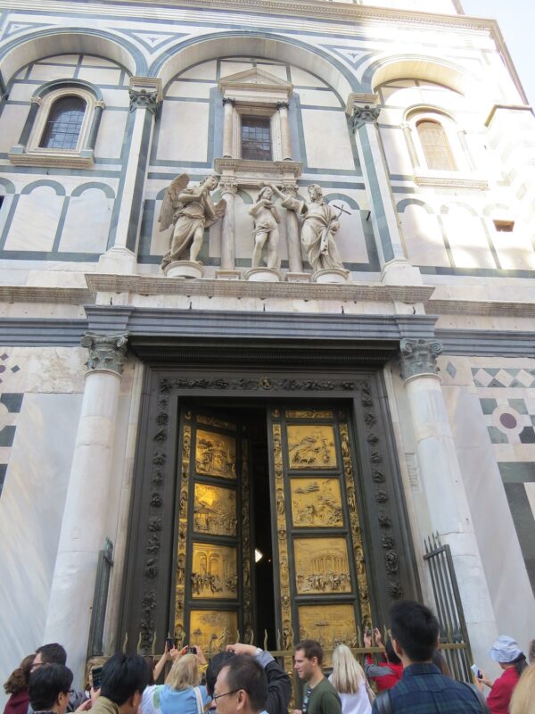 Vue sur la Porte du Paradis du baptistère Saint-Jean, sur la place du Duomo à Florence