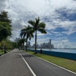 La vue sur la Cinta Costera, la grande promenade de Panama qui longe l'océan Pacifique, avec la skyline du quartier financier en toile de fond
