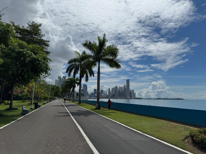 La vue sur la Cinta Costera, la grande promenade de Panama qui longe l'océan Pacifique, avec la skyline du quartier financier en toile de fond