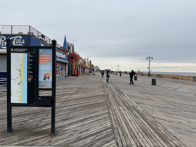 La vue sur la longue promenade de Coney Island Beach, accessible en 1h de métro depuis Manhattan !