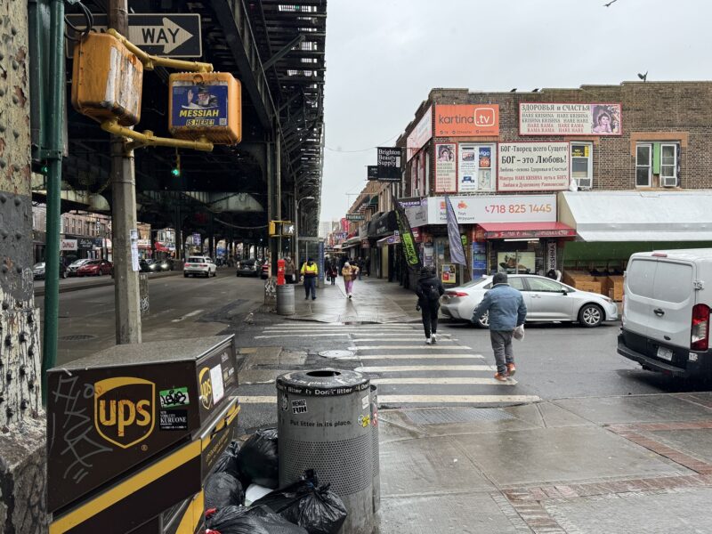 La vue d'une rue du quartier de Brighton Beach (surnommé Little Odessa) à New York, avec des inscriptions en cyrilliques