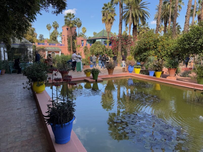 Vue sur une fontaine devant la villa Oasis au jardin Majorelle