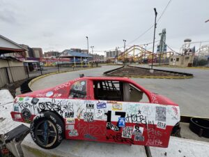 Une carcasse de voiture au bord de la piste d'un circuit de Luna Park, le parc d'attractions de Coney Island