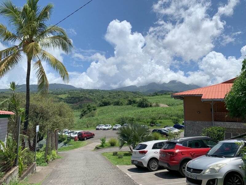 Vue sur les pentes du volcan de la Soufrière, sur lesquelles se situe la distillerie de rhum Bologne en Guadeloupe