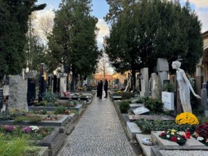 Vue d'une allée du cimetière de Vyšehrad, sur la colline du même nom à Prague (République tchèque)