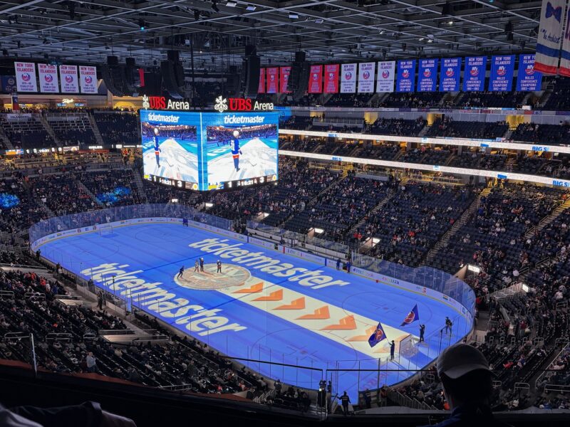 L'ambiance pendant la pause entre deux périodes à l'UBS Arena, avec des animations sponsorisées par Ticketmaster