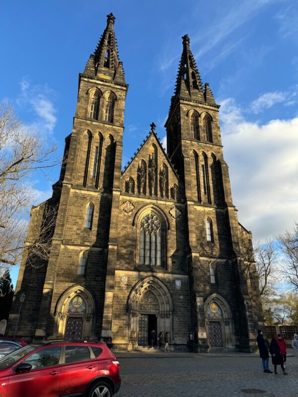 Vue sur la basilique Saint-Pierre-et-Saint-Paul, en haut de la colline de Vyšehrad