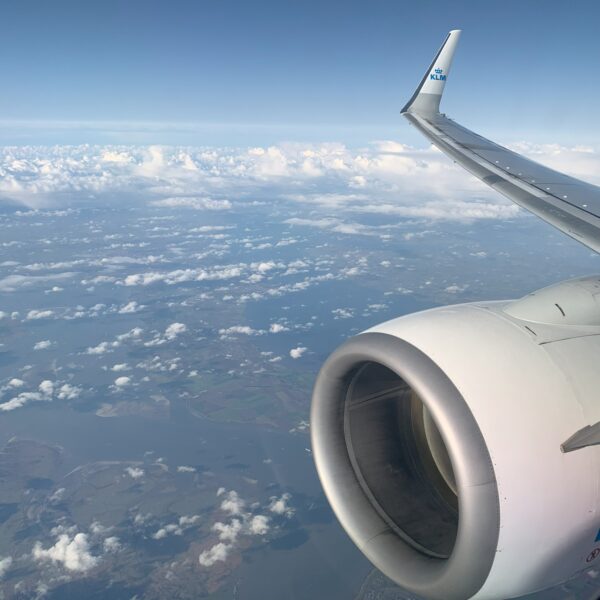 Vue depuis le hublot d'un Boeing 737 de KLM, en vol vers Amsterdam