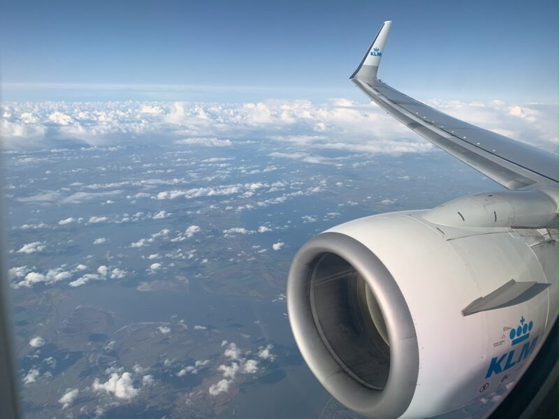 Vue depuis le hublot d'un Boeing 737 de KLM, en vol vers Amsterdam