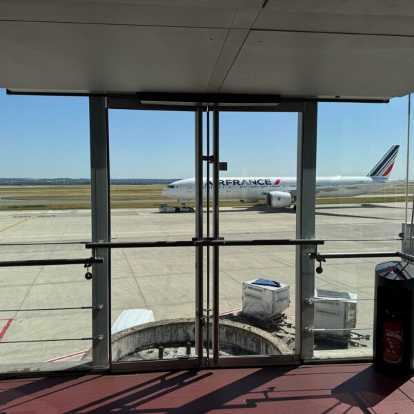 Un Boeing 777-300ER d'Air France, vu depuis une passerelle du terminal 2E hall K de l'aéroport de Paris-Roissy-Charles-de-Gaulle