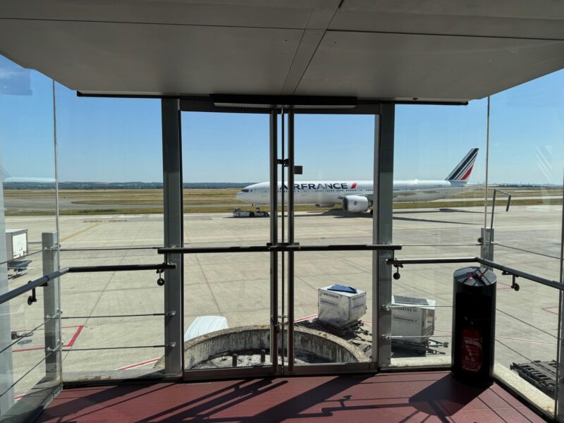 Un Boeing 777-300ER d'Air France, vu depuis une passerelle du terminal 2E hall K de l'aéroport de Paris-Roissy-Charles-de-Gaulle