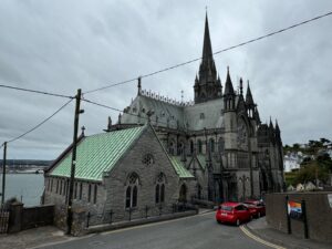 Vue sur la cathédrale Saint-Colman, perchée sur les hauteurs de Cobh (Irlande) et qui domine la ville