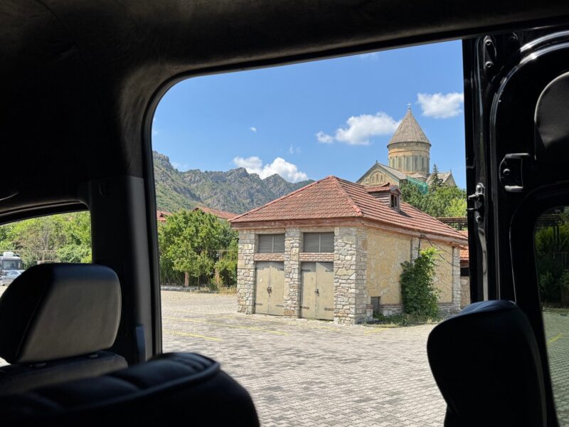 Vue sur la cathédrale de Svetitskhoveli à Mtskheta, depuis la porte ouverte de notre marchroutka privatisée pour l'excursion